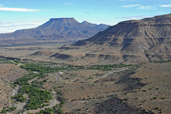 The imposing bulk of Tafelberg dominates the approach to the Teekloof Pass linking Leeu Gamka and Fraserburg