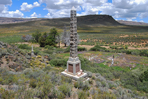 Monument Graveyard lies west of Matjiesfontein along the N1 highway