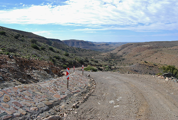 The Rooiberg Pass links Merweville with Sutherland over the western end of the Nuweveld Mountains