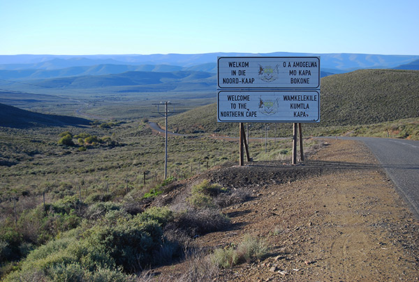 The road linking Matjiesfontein and Sutherland crosses the provincial boundary between the Western and Northern Cape