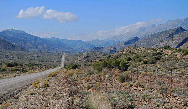 The road towards Seweweekspoort stretches down the Vleiland Valley